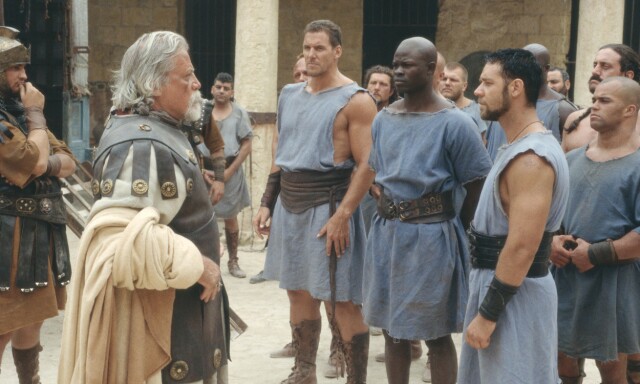 STILLE FØR STORMEN: Oliver Reed i rollen som slaveeier gir sine gladiatorer en pep-talk før de skal i ilden. Fra venstre Oliver Reed, Ralf Moeller, Djimon Hounsou og Russell Crowe. FOTO: NTB Scanpix STILLE FØR STORMEN: Oliver Reed i rollen som slaveeier gir sine gladiatorer en pep-talk før de skal i ilden. Fra venstre Oliver Reed, Ralf Moeller, Djimon Hounsou og Russell Crowe. FOTO: NTB Scanpix